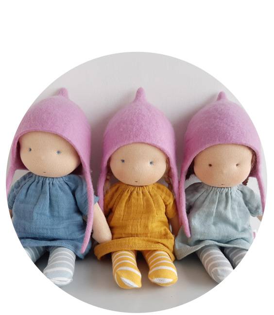 3 moyoh-Puppen mit rosafarbenen Filzmützen und Kleidern